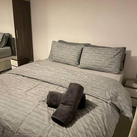 1 Bedroom Apartment Royal Docks Londra Exterior foto