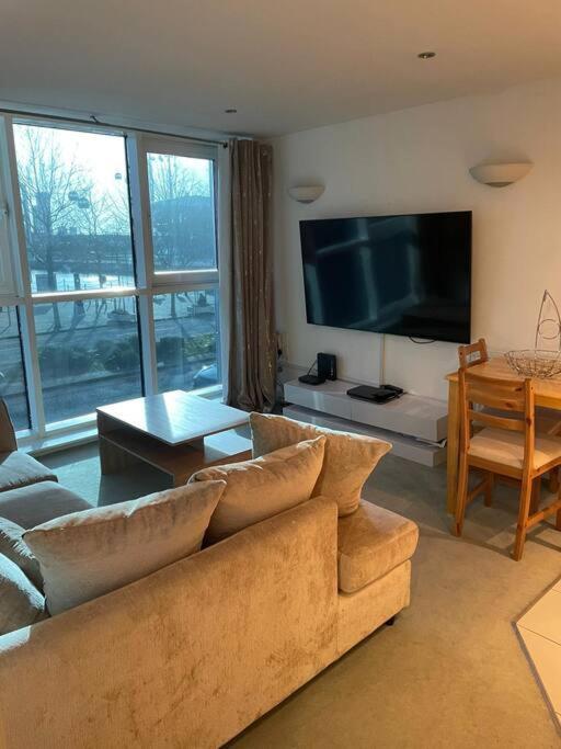 1 Bedroom Apartment Royal Docks Londra Exterior foto
