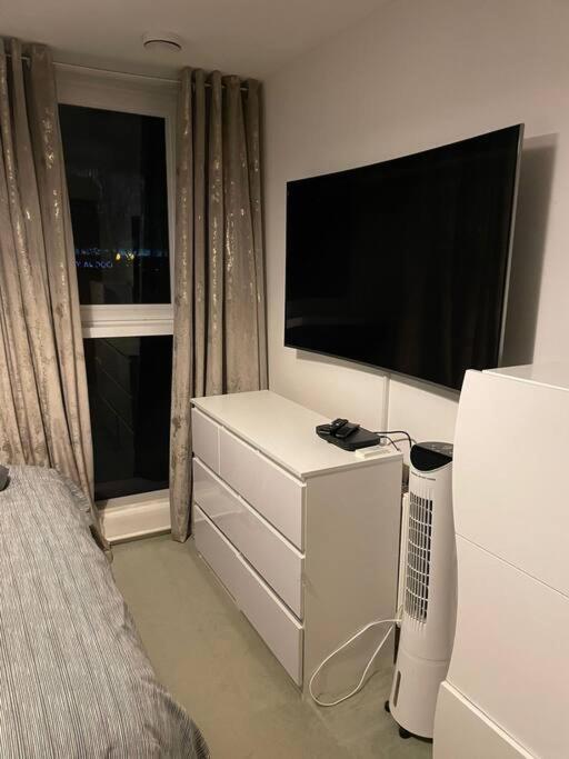 1 Bedroom Apartment Royal Docks Londra Exterior foto