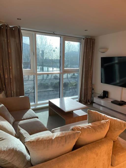 1 Bedroom Apartment Royal Docks Londra Exterior foto